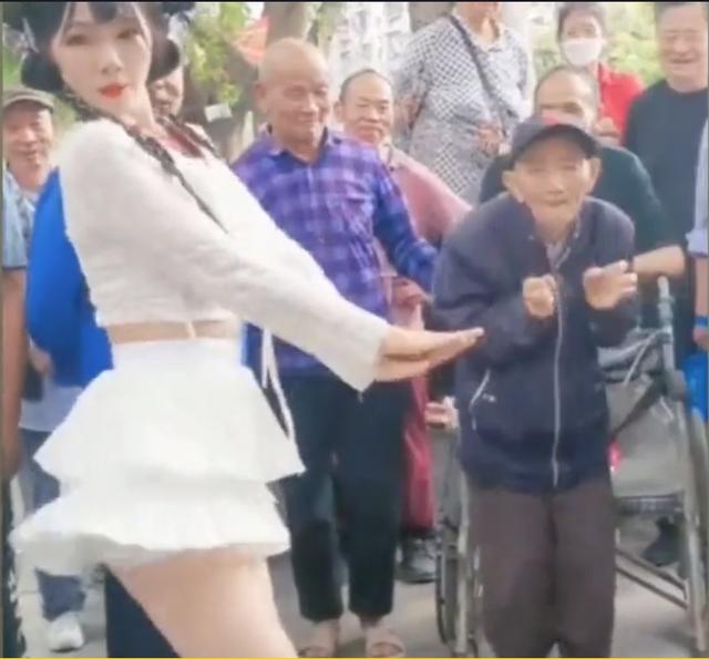 网红女主播超超短裙上演公园现场热舞