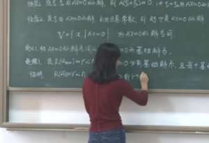 美女的字体(女老师“印刷体”板书火了，字迹工整条理清晰，网友：字如其人)