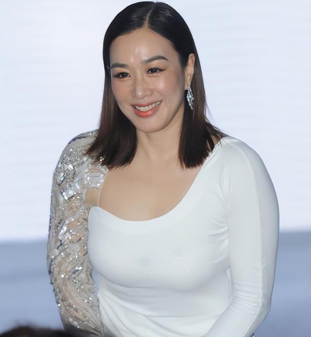 钟丽缇大女儿在演唱会现场当众“脱内衣、裤子”换礼服