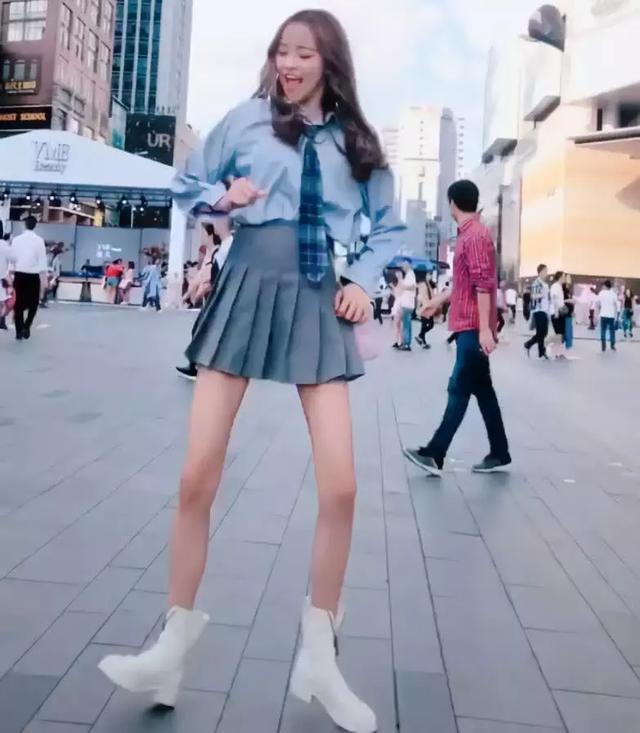 这位穿“拖把裙”的美女，靠腿走红抖音，网友：这腿好吓人