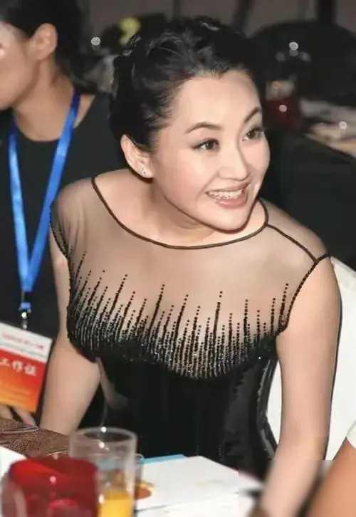 娱乐圈靠“屁股”出名的四大女星：蜜桃臀李菲儿，蝴蝶臀迪丽热巴