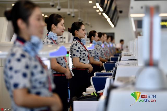 北京大兴国际机场正式通航 美女空姐热情迎接乘客