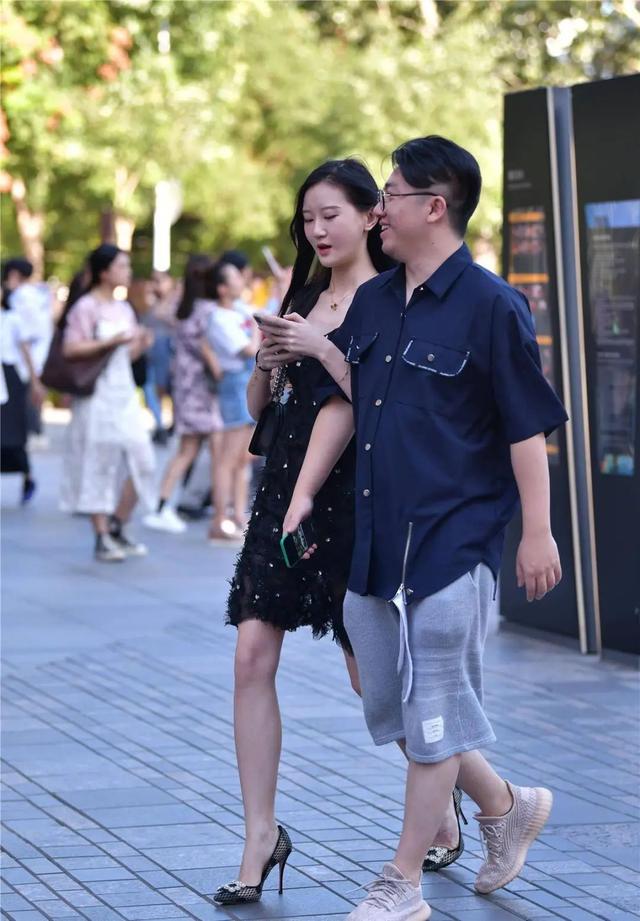 街拍美女：方扣细跟高跟鞋