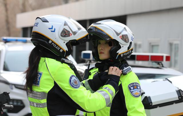 骑着600斤摩托车执勤，首都这支铁骑女警真飒！