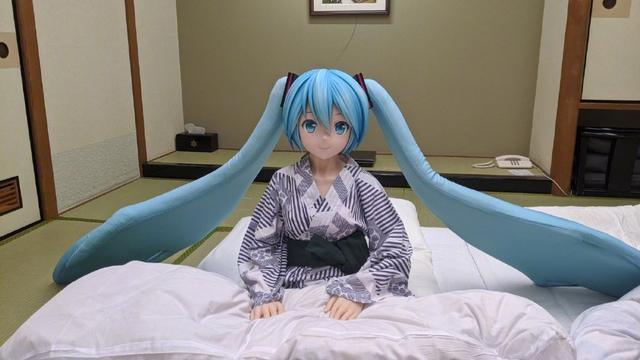 全世界喜欢初音的人很多，这3位堪称佼佼者，一位美女一位和尚