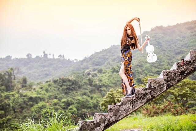 提琴美女野外高清写着，自然清新，画面太美不敢独享，值得收藏