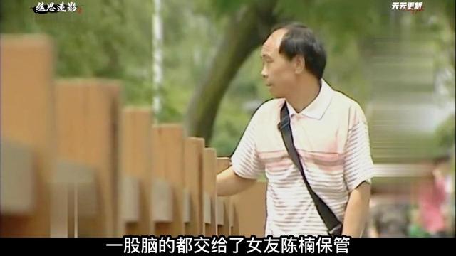 男子被女友扣尿盆，弄的满屋的尿骚味，女友称：我吃低保没钱还