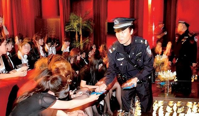 郑州皇家一号覆灭之路：13年深夜突袭，千名警官带走15车女公关