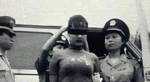 美女刑场(90年代，一名身材丰满的女子由女警察押送到刑场处决)