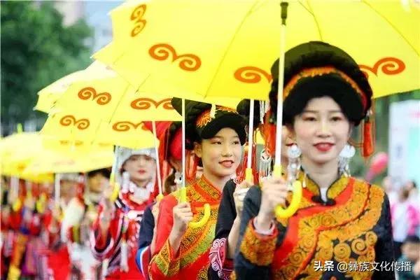 1000名彝族美女在这里演了一场“大秀”，太美了（多图）