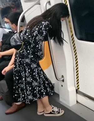 美女内急故事(尴尬瞬间年轻女子地铁内急，双腿发抖寻求帮助，却无人伸手)