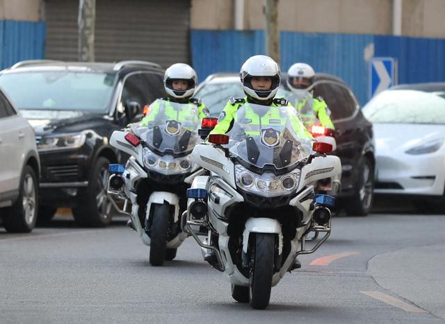 骑着600斤摩托车执勤，首都这支铁骑女警真飒！