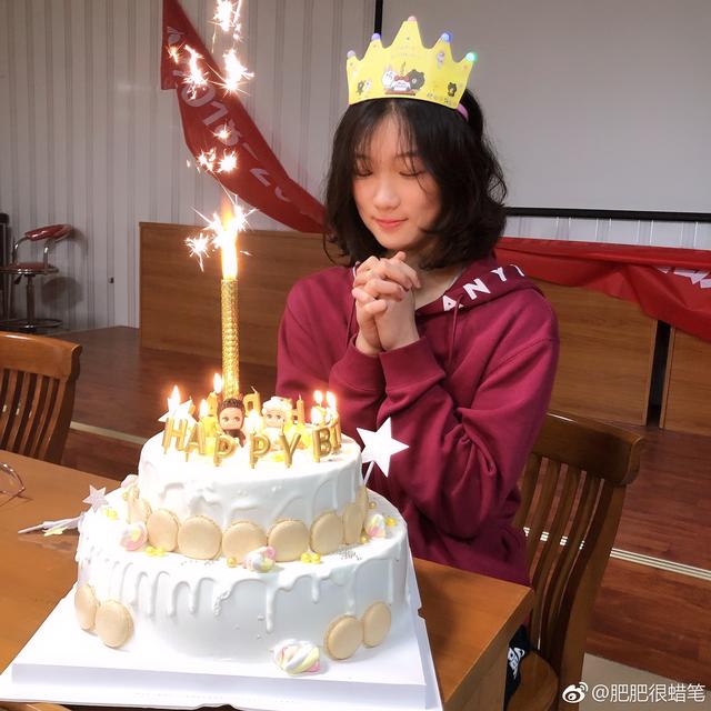 福建女排为18岁天才庆生！四大美女副攻同框 小清新带头祝福小仙女