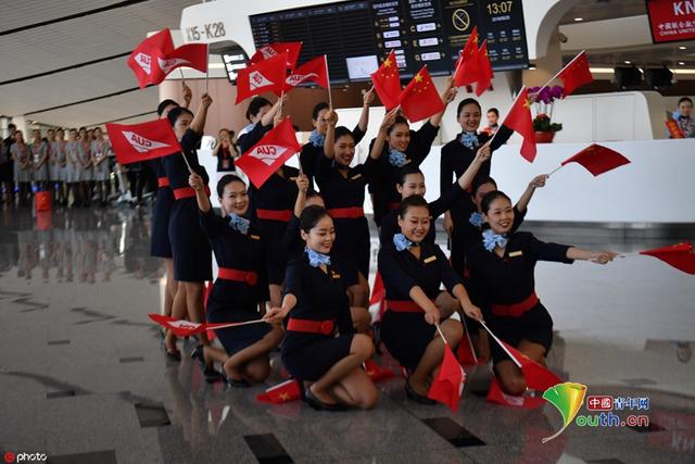 北京大兴国际机场正式通航 美女空姐热情迎接乘客