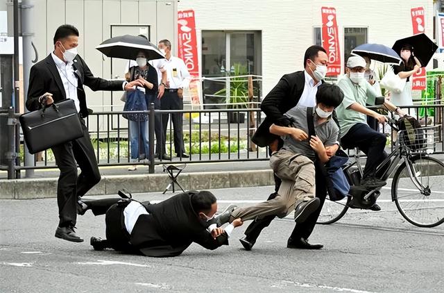 日本第一女保镖：安倍贴身护卫，曾击败10名壮汉，只需0.2秒