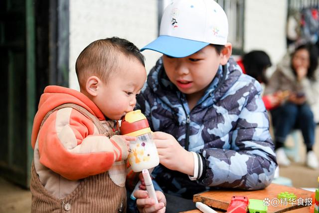 这次，四川马边，菲仕兰“孤儿喝奶”的志愿者太特殊了