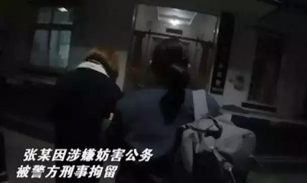 女大学生扇北京警察耳光，踢裆部，还号称“最多拘留十五天”