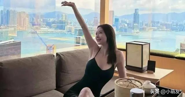 38岁的克拉拉现状：穿黑丝吊带裙，曼妙身姿像18岁