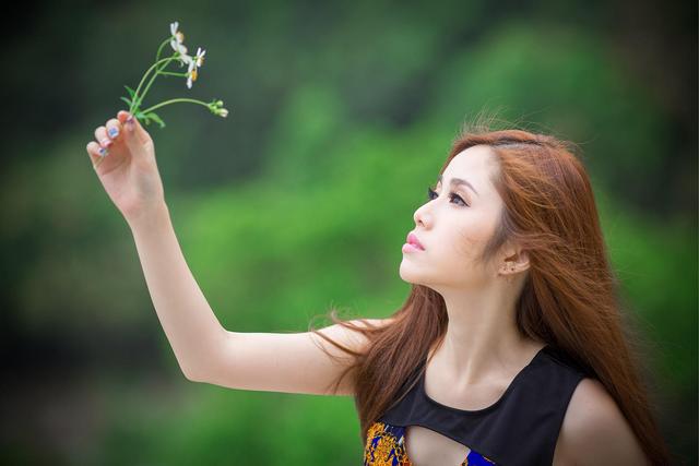 提琴美女野外高清写着，自然清新，画面太美不敢独享，值得收藏