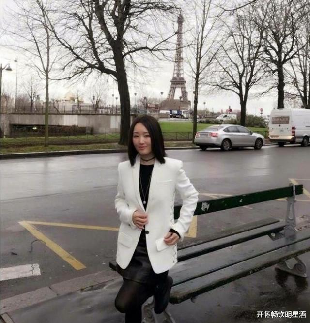 丝袜美女杨钰莹，白衬衫黑丝袜更加诱人！