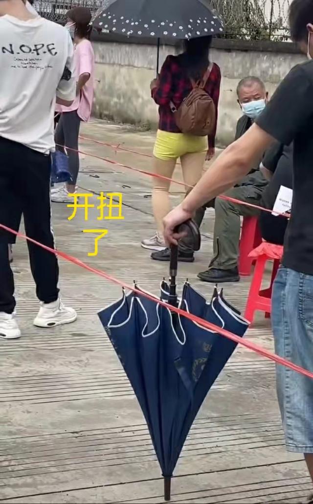 东莞：小姐姐排队穿着超短裙扭屁股，后面大爷尴尬得不行只能回头