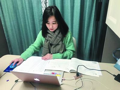 六合美女老师在家开直播 ，线上指导学生复习功课，学生抢麦提问