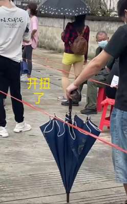 扭屁股视频美女(东莞：小姐姐排队穿着超短裙扭屁股，后面大爷尴尬得不行只能回头)