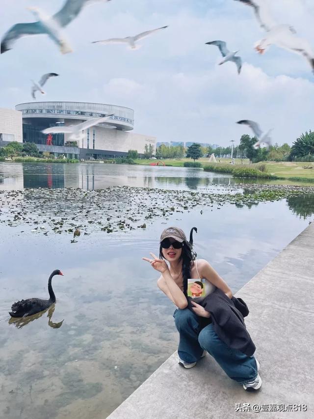 去看可以治愈一切的海 海边沙滩美女又纯又欲 性感大胆