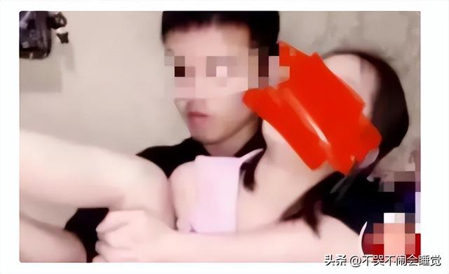 12岁女孩直播时被父亲掰腿，被迫露胸，舔嘴唇，直言：这样来钱快