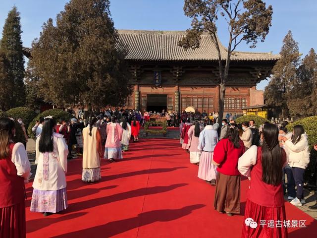 美翻了！平遥古城内一群美女着汉服巡游，仿若天仙下凡