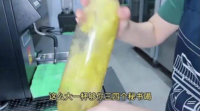 沪上阿姨旗袍“露大腿”被指不雅，但问题不在腿上