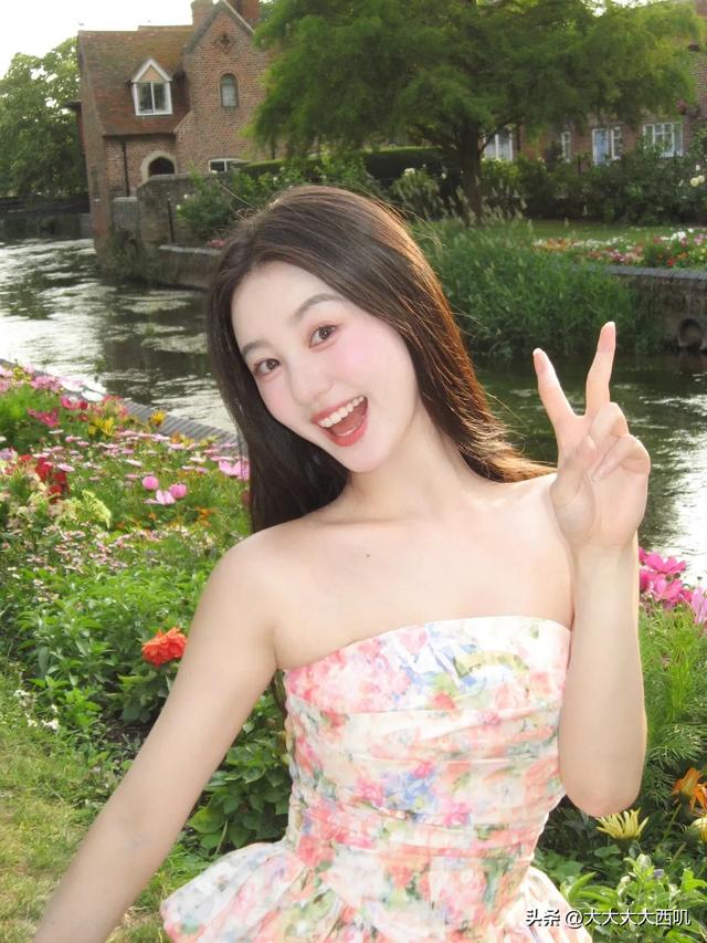 花儿与美女：绝色美女花园摄影写真（18）