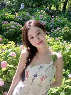 风景花园美女(花儿与美女：绝色美女花园摄影写真（18）)