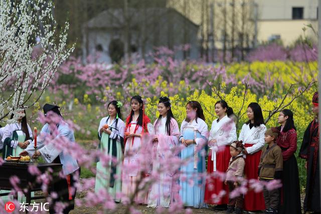 淳安桃花古风文化节很热闹 打鱼泛舟美女换古装赏桃花