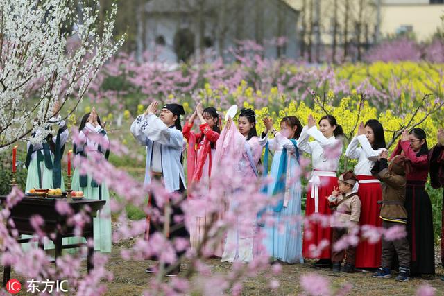 淳安桃花古风文化节很热闹 打鱼泛舟美女换古装赏桃花