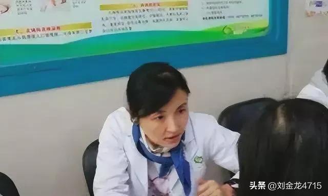 表面低调纯朴的女院长，背后却是为“上位”出卖身体的女贪官