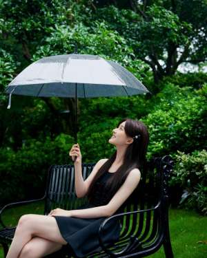 美女雨中图(赵露思雨中撑伞写真优雅清新 穿黑裙如油画少女)