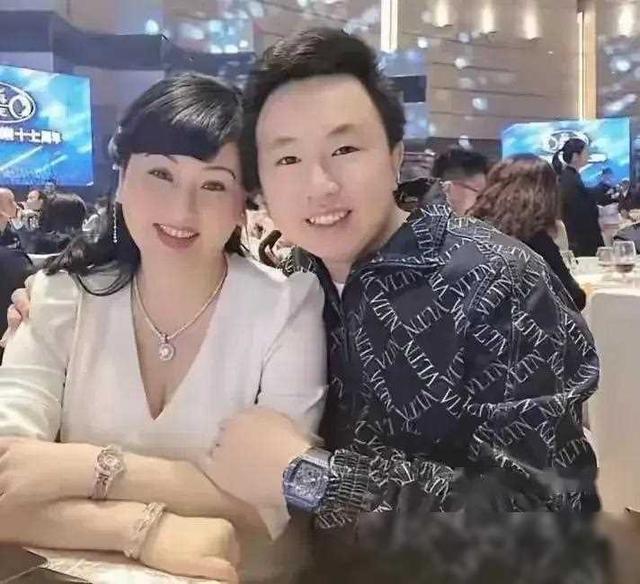 女婿摸着丈母娘胸部拍照，疯狂发亲脸摸大腿合照，两人关系不一般