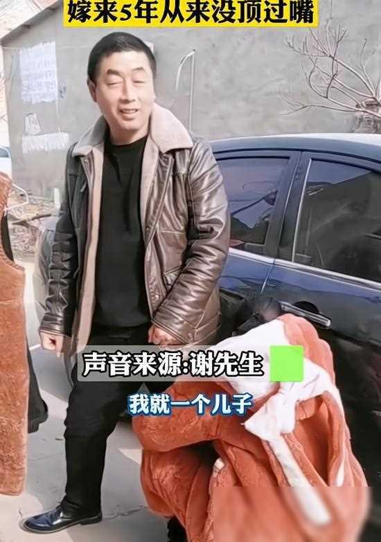 儿媳撒娇抱公公腿求买电动车，公公宠溺：视如己出！