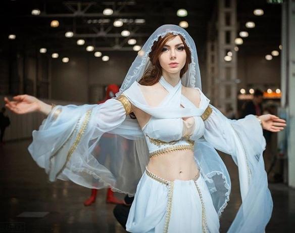 俄妹COSER 异域冰雪下的汉服写真：最美不过是红衣