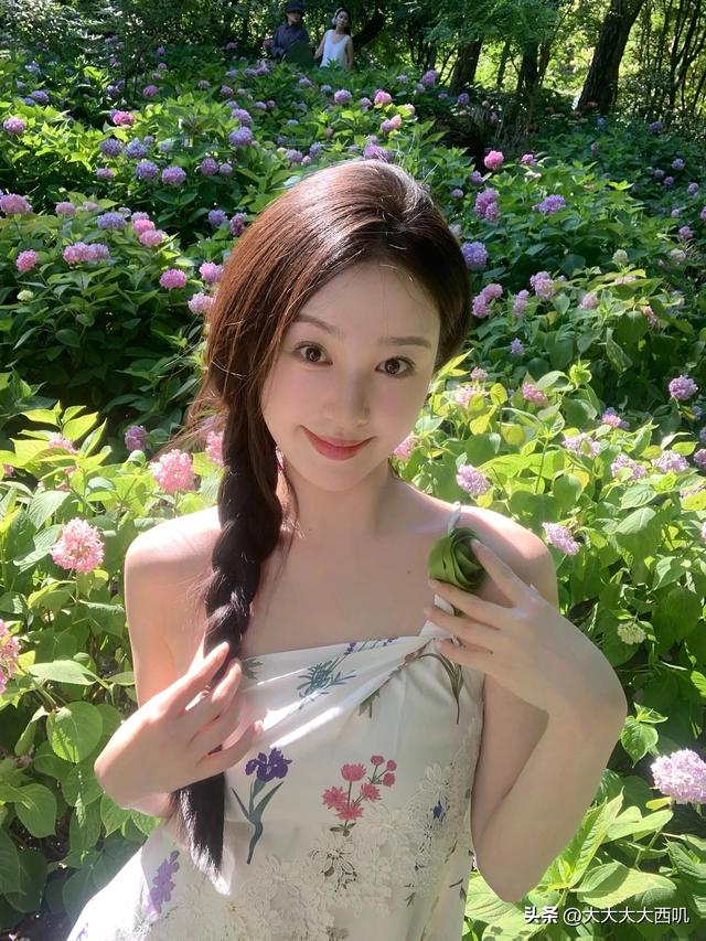 花儿与美女：绝色美女花园摄影写真（18）