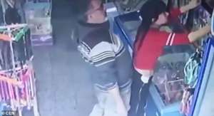 蹭美女下身(阿根廷男子用下身顶女店员臀部后淡定离开，数日后二次光顾时被捕)