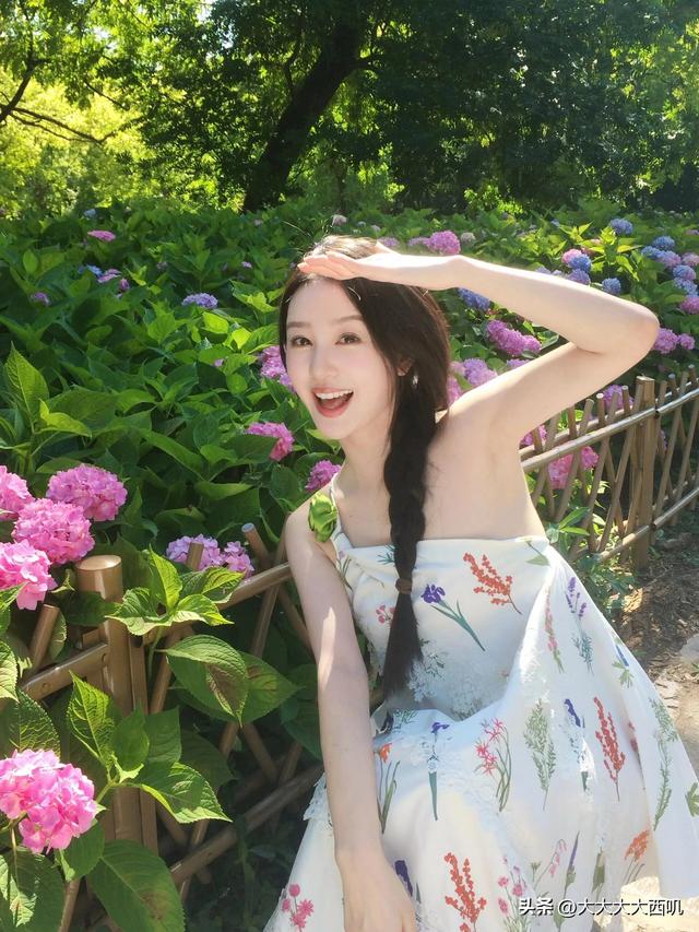 花儿与美女：绝色美女花园摄影写真（18）