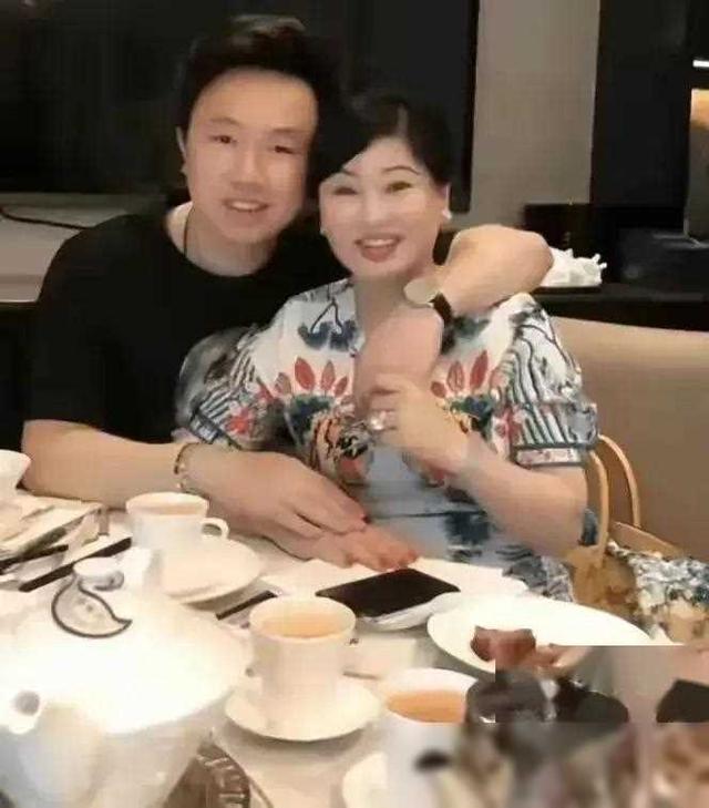 女婿摸着丈母娘胸部拍照，疯狂发亲脸摸大腿合照，两人关系不一般