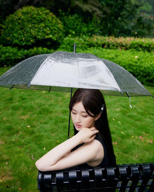 赵露思雨中撑伞写真优雅清新 穿黑裙如油画少女