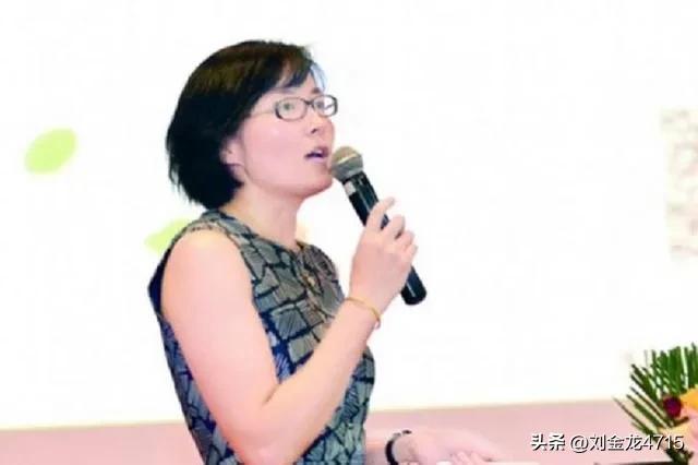 表面低调纯朴的女院长，背后却是为“上位”出卖身体的女贪官