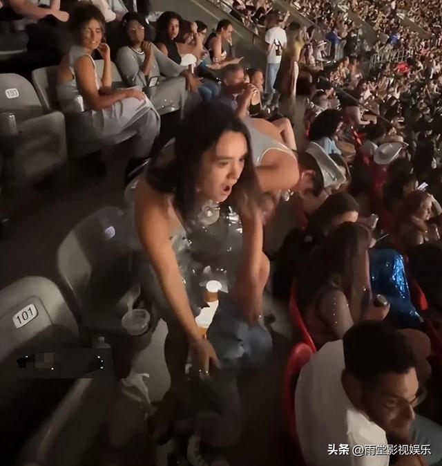 知名艺人女儿，看演唱会直接扯出胸罩，现场换衣脱裤，真是大胆！