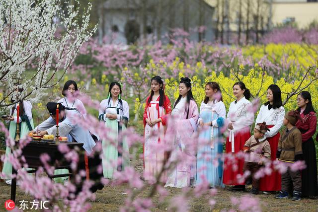 淳安桃花古风文化节很热闹 打鱼泛舟美女换古装赏桃花