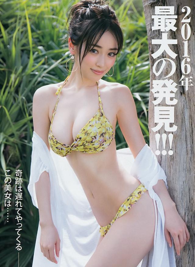 日本名模泉里香晒性感写真照 皮肤水嫩容颜靓丽性感撩人