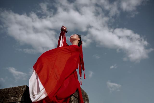 小说：柳姑娘美若谪仙，被世人奉为女神，少年第一次进城就调戏她